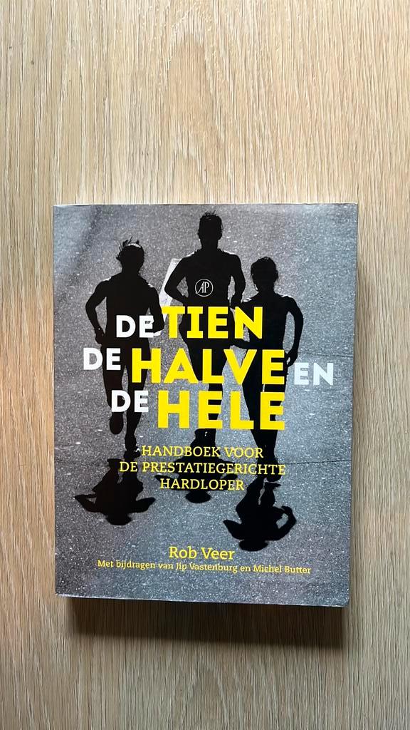 Rob Veer - De tien, de halve en de hele, Boeken, Sportboeken, Zo goed als nieuw, Lopen en Fietsen, Ophalen of Verzenden