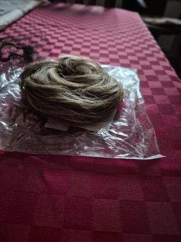 Haarstukje donker blond om over eigen kleine knoedeltje beschikbaar voor biedingen
