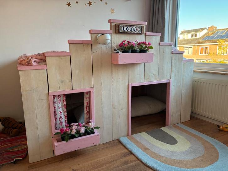 Prachtig roze prinsessenbed met kantelen 199 x 97 cm, Kinderen en Baby's, Kinderkamer | Stapelbedden en Hoogslapers, Gebruikt