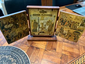 Antiek houten drieluik met Russische Orthodoxe Iconen beschikbaar voor biedingen