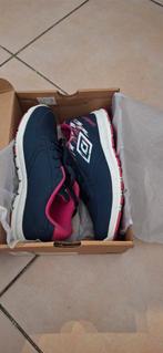 Donkerblauwe Umbro schoenen te koop, Kleding | Dames, Schoenen, Ophalen, Zo goed als nieuw, Blauw