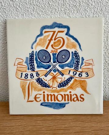 Tegel 75 jaar Tennisver. Leimonias Den Haag 1888 -1963 beschikbaar voor biedingen