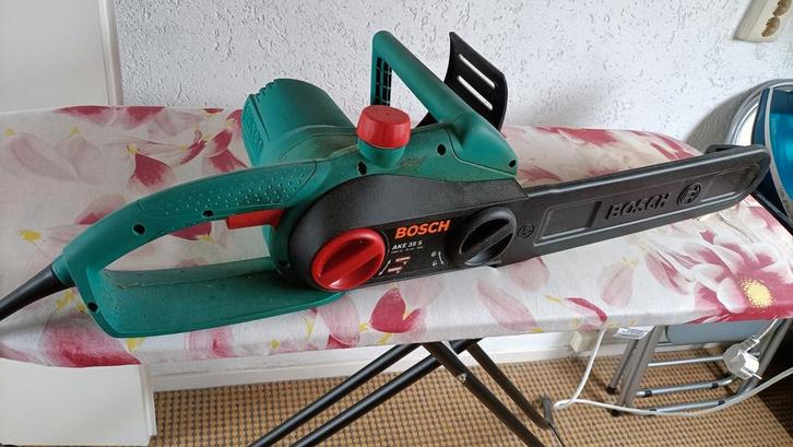 Bosch kettingzaag AKE 35 S plus zaagbok, Doe-het-zelf en Verbouw, Gereedschap | Zaagmachines, Zo goed als nieuw, Kettingzaag, 1200 watt of meer