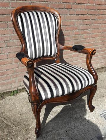 Fauteuil in klassieke stijl in erg nette staat. 99 cm. hoog. beschikbaar voor biedingen