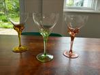 3 vintage glazen met gekleurde voet (oker, groen en oud roze, Antiek en Kunst, Antiek | Glas en Kristal, Ophalen of Verzenden
