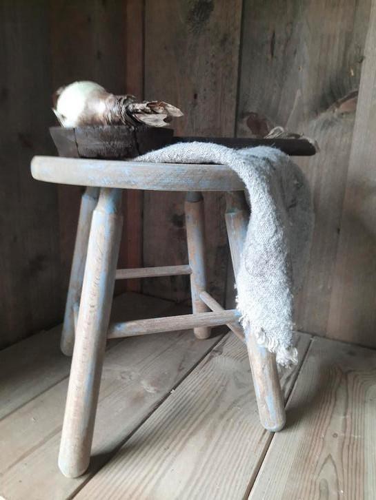 Oud houten krukje kruk melkkrukje tafeltje stoer sober, Huis en Inrichting, Woonaccessoires | Overige, Gebruikt, Ophalen