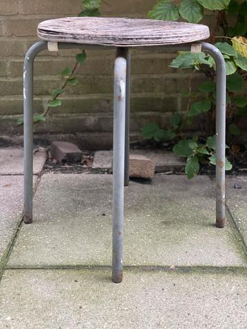 Vintage Industriele Kruk beschikbaar voor biedingen