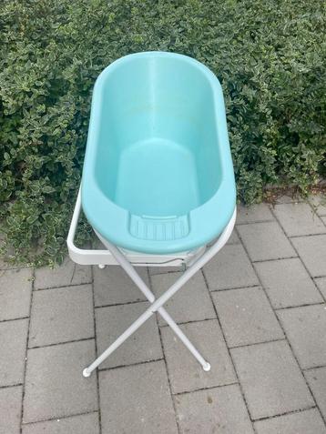 Turquoise babybadje met standaard beschikbaar voor biedingen