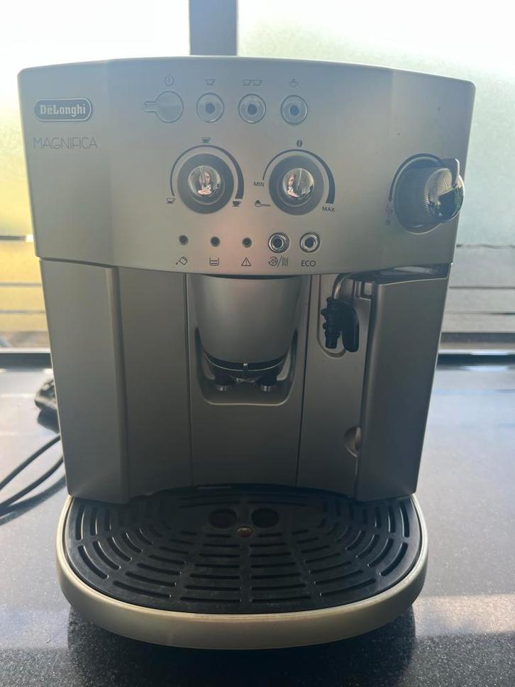 DeLonghi Magnifica Koffiemachine, Witgoed en Apparatuur, Koffiezetapparaten, Gebruikt, Koffiebonen, Koffiemachine, 2 tot 4 kopjes