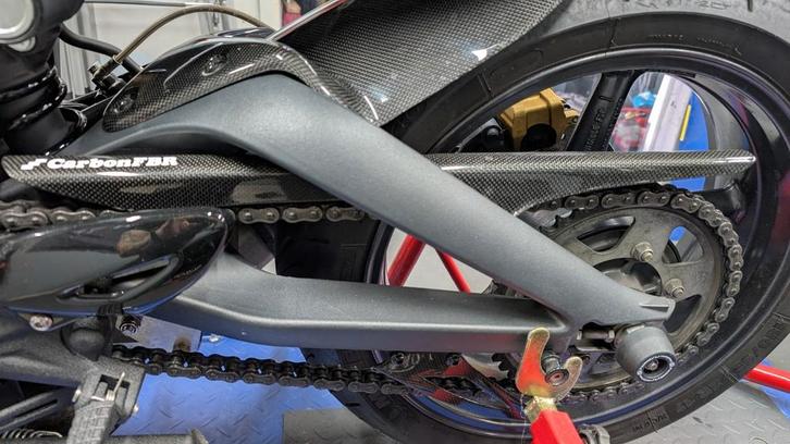 Carbon kettingbeschermer Street Triple 07-12, Motoren, Tuning en Styling, Ophalen of Verzenden