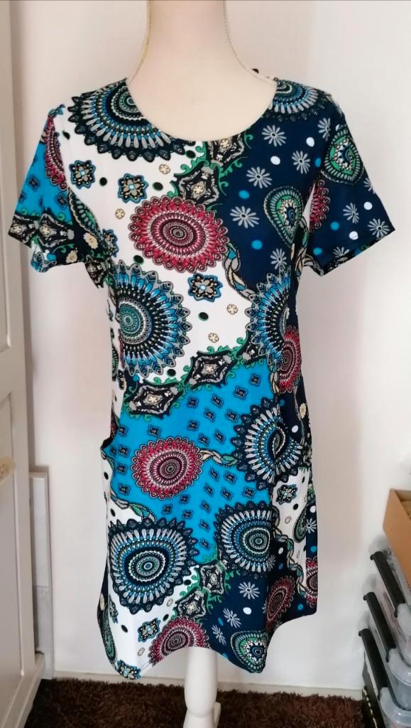 SUPER LEUK jurkje met trendy kleuren en print mt. M/L -NIEUW, Kleding | Dames, Jurken, Nieuw, Maat 38/40 (M), Overige kleuren