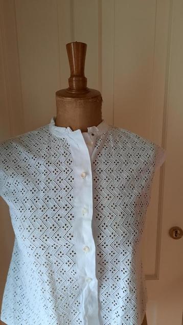 Oud Bloesje van Broderie katoen wit beschikbaar voor biedingen