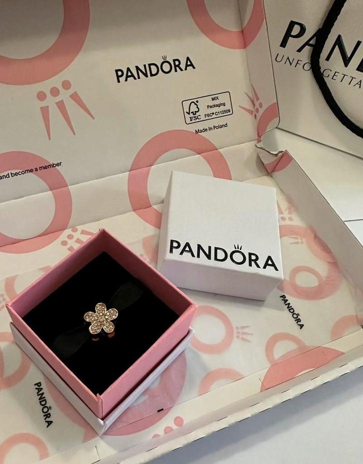 Pandora Gouden Bloem Bedel, Sieraden, Tassen en Uiterlijk, Bedels, Zo goed als nieuw, Pandora, 1 bedel, Met strass, Verzenden