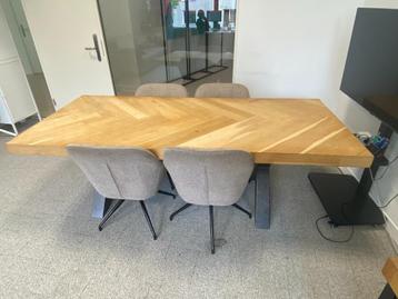 Massieve eiken visgraat tafel + 4 comfortabele stoelen beschikbaar voor biedingen