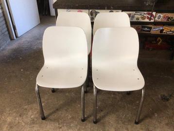 Zeer sterke retro houten stoelen met metalen poten. beschikbaar voor biedingen
