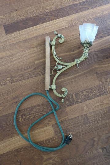 antieke koperen muurlamp beschikbaar voor biedingen