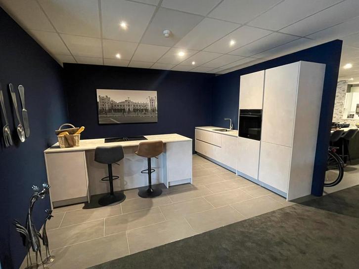 Showroomkeuken in zandbeton met een keramieken werkblad, Huis en Inrichting, Keuken | Complete keukens, Ophalen