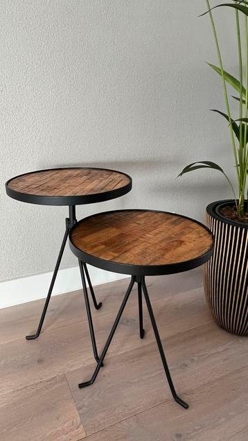 2 Zwarte Stalen Tafeltjes met Houten Blad beschikbaar voor biedingen