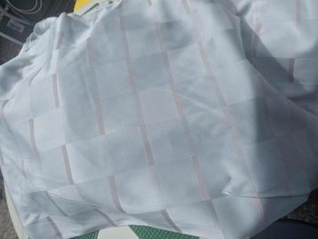 14 meter stof voor bijvoorbeeld gordijnen. 1,4 breed beschikbaar voor biedingen