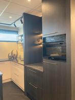 Luxe keuken met koffienis en bartafel in kleur zand, Ophalen, Hoekkeuken, Graniet of Steen, Zo goed als nieuw
