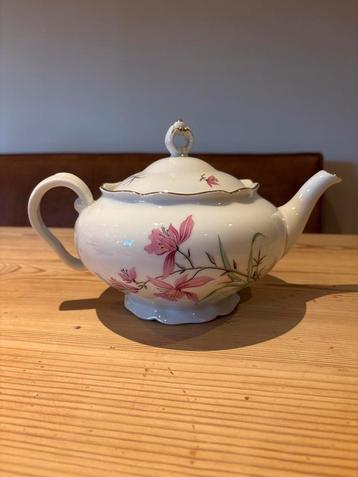 Antieke Porseleinen Theepot met Bloemmotief beschikbaar voor biedingen