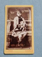 52) CDV/FOTO MEISJE MET HOND - C.CORNAND CHARLEROI, Gebruikt, Foto, Ophalen of Verzenden, Voor 1940