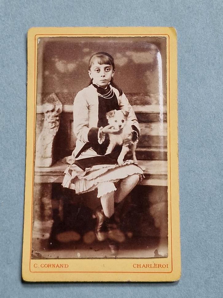 52) CDV/FOTO MEISJE MET HOND - C.CORNAND CHARLEROI, Verzamelen, Foto's en Prenten, Gebruikt, Foto, Dier, Voor 1940, Ophalen of Verzenden
