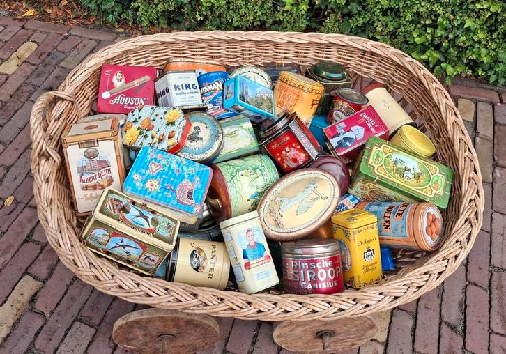 Oude mand op wielen vol met partij oude blikken 70 stuks., Verzamelen, Blikken, Gebruikt, Overige, Ophalen