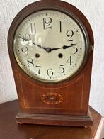 Antieke boogvormige houten mantelklok, Antiek en Kunst, Antiek | Klokken, Ophalen of Verzenden