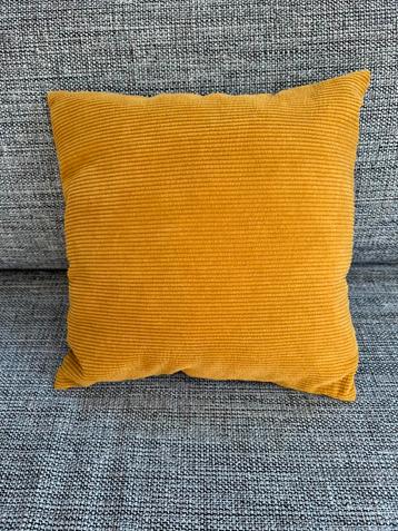 Sierkussen okergeel 40x40cm beschikbaar voor biedingen