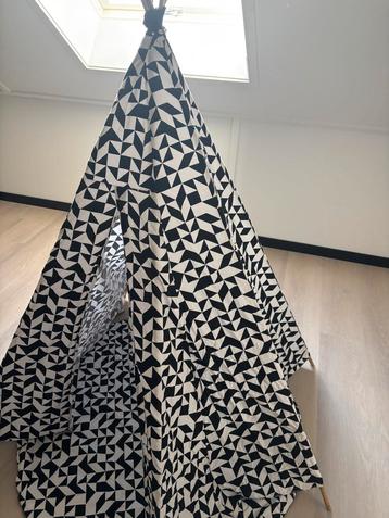 Leuke zwart-witte tipi tent beschikbaar voor biedingen