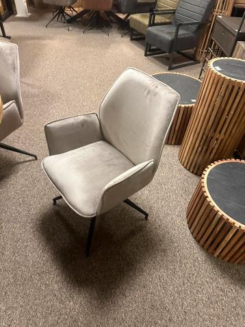 Leegverkoop stoelen van 289 voor 89 beschikbaar voor biedingen