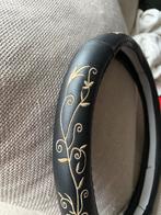 Zwarte stuurhoes met gouden stiksels - 37cm, Auto diversen, Ophalen of Verzenden