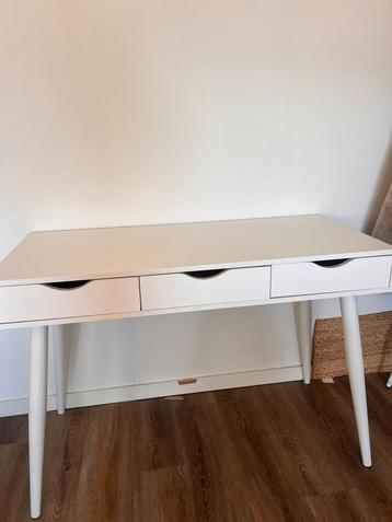 Leuk bureau te koop beschikbaar voor biedingen