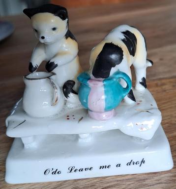 Kattenbeeldje met 2 katten, 1 drink melk - 8x9x5cm beschikbaar voor biedingen