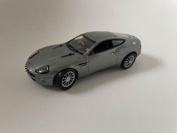 model Aston Martin V12 Vanquish (007) 1/43 Universal Hobbies beschikbaar voor biedingen