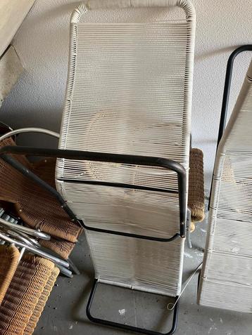 2 moderne ligstoelen – met lichte gebruikssporen beschikbaar voor biedingen