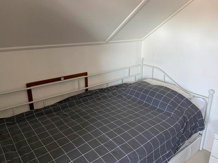 Stevige metalen bedframe met lattebodem en matras, Huis en Inrichting, Slaapkamer | Bedden, Gebruikt, Eenpersoons, 90 cm, 200 cm