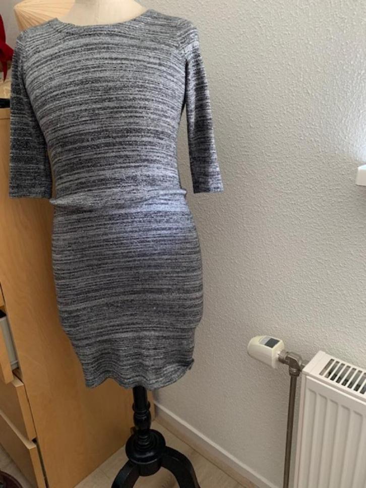 Jurk Claudia Pierlot 36, Kleding | Dames, Jurken, Zo goed als nieuw, Maat 36 (S), Grijs, Boven de knie, Verzenden