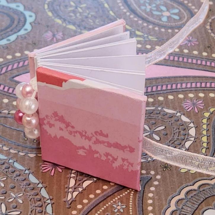 Mini boekje 2,5 cm rose met kraaltjes, Hobby en Vrije tijd, Overige Hobby en Vrije tijd, Nieuw, Ophalen of Verzenden