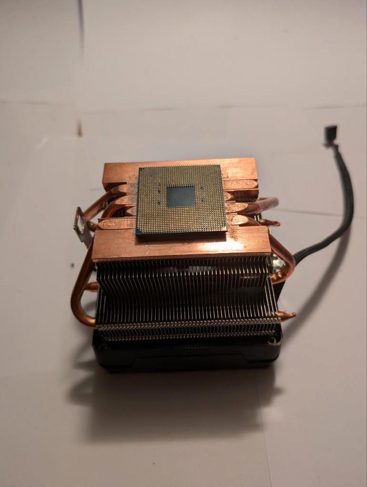 Ryzen 7 3700X met Koeler - Vast!, Computers en Software, Processors, Gebruikt, Ophalen of Verzenden