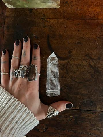 Bergkristal punt beschikbaar voor biedingen