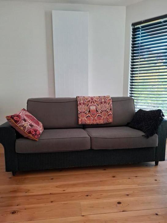 Ruime tweepersoons bank, Lloyd Loom en fauteuils, Huis en Inrichting, Banken | Bankstellen, Gebruikt, Minder dan 150 cm, 75 tot 100 cm