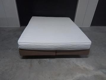 Boxspring 160 x 200 cm met matras beschikbaar voor biedingen