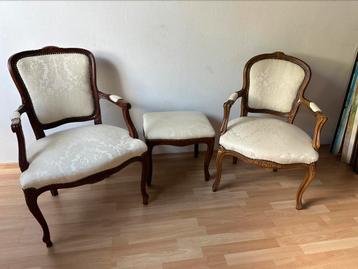 Twee antieke barok stoelen + bijpassend krukje beschikbaar voor biedingen