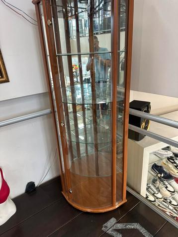 Hoel vitrine beschikbaar voor biedingen