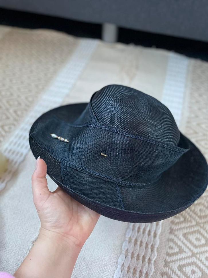 Chique donkerblauwe dameshoed met detail – 59 cm, Kleding | Heren, Hoeden en Petten, Zo goed als nieuw, Hoed, 58 of 59 cm (L, 7¼ of ⅜ inch)