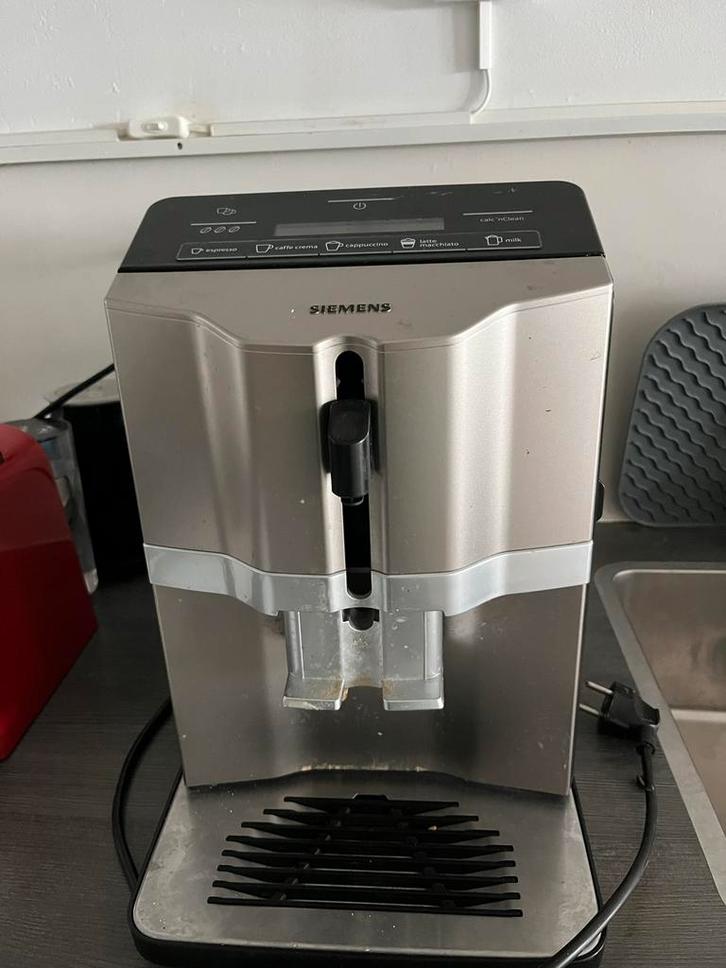 Siemens EQ300 Espresso Machine, Witgoed en Apparatuur, Koffiezetapparaten, Gebruikt, Koffiebonen, Espresso apparaat, Afneembaar waterreservoir