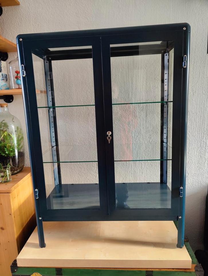 Ikea Fabrikor vitrinekast zwart blauw 81x113 cm, Huis en Inrichting, Kasten | Vitrinekasten, Zo goed als nieuw, 150 tot 200 cm