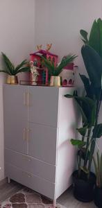 Grijze commode met gouden details, 100 tot 150 cm, Ophalen of Verzenden, Zo goed als nieuw, Minder dan 100 cm